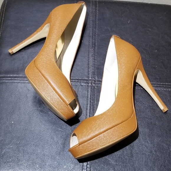 KORS MICHAEL KORS Saffiano Leather Heels (Size 8M) - Picture 3 of 10